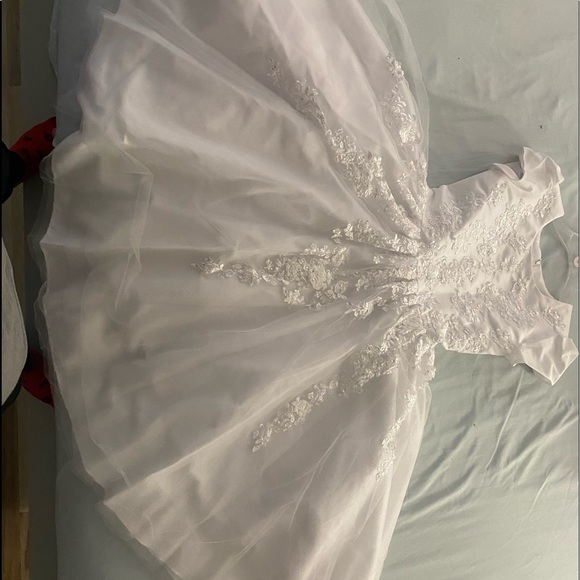 SPARKLE SEQUINS AND FLORAL LACE DESIGN Dress-Veil-Gloves. Dress is flowing - Picture 1 of 16
